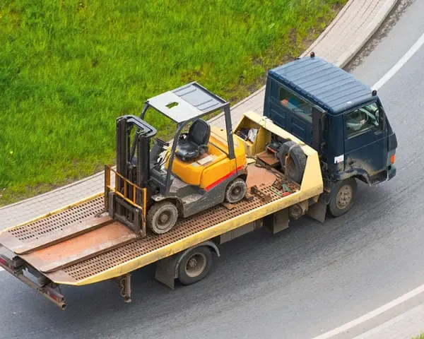 Czym przewieźć wózek widłowy? Bezpieczny transport krok po kroku