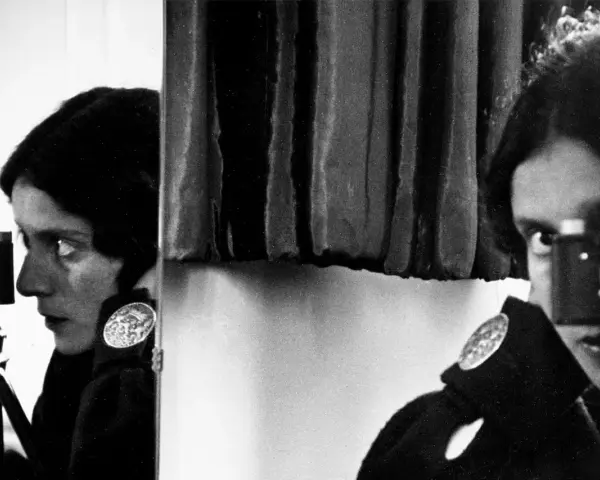 Tina Modotti, artystka i fotografka, w lustrzanym odbiciu uchwyciła siebie z aparatem.