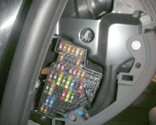 Sicherungskasten im Audi A3, mit farbigen Sicherungen. Ein Belegungsplan hilft bei der Fehlersuche.