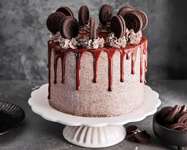 Ein köstlicher Oreo Kuchen mit Schokoladenglasur und vielen Oreos obendrauf.