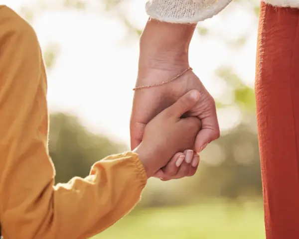 Mains jointes, un enfant et sa mère symbolisant l'autorité parentale exclusive de la mère.