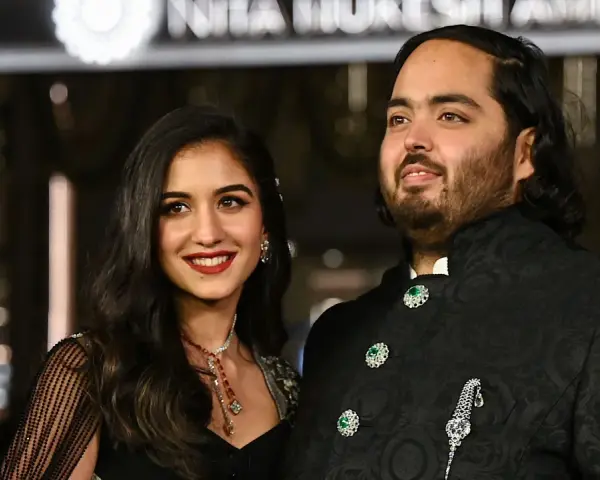 Anant Ambani, con la sua futura sposa Radhika Merchant, in abiti eleganti.
