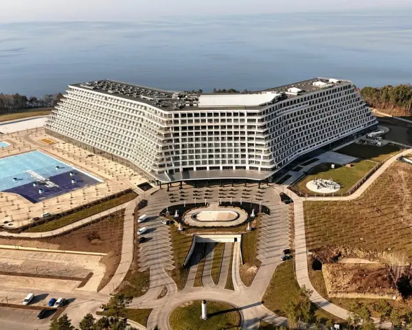 Nowy Hotel Gołębiewski w Mielnie, z basenami i widokiem na morze. Czy to on jest najstarszy?