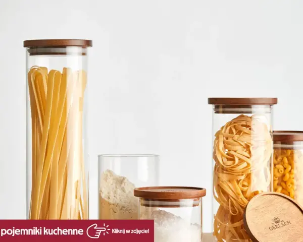 Szklane pojemniki z drewnianymi pokrywkami prezentują makaron świeży z lodówki kontra suchy z paczki: tagliatelle, fusilli i długie wstążki.