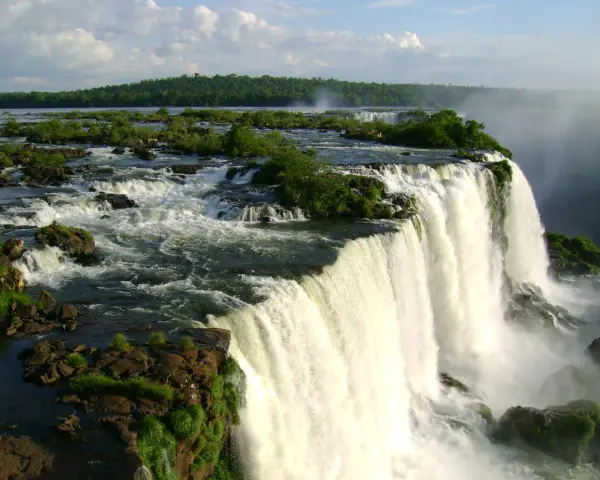 Impresionantes saltos de agua de los ríos de Argentina, con vegetación exuberante y rocas cubiertas de musgo.