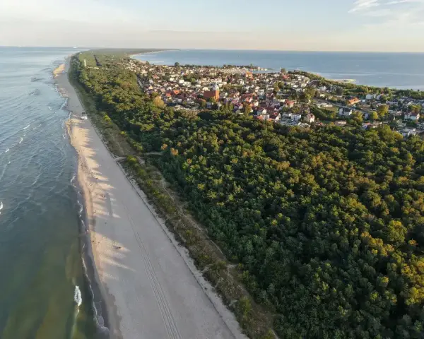 Piękna plaża i las nad morzem, idealne miejsce na wyjazd na majówkę.