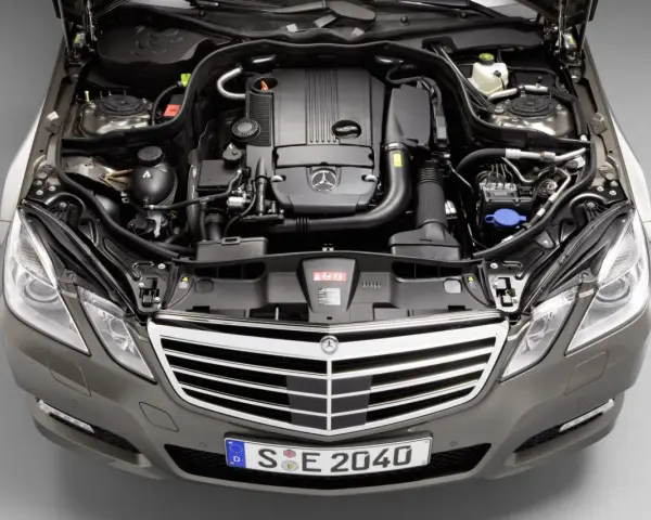 Otwarta maska Mercedesa E-klasy ukazuje serce pojazdu – jeden z najlepszych silników Mercedesa.