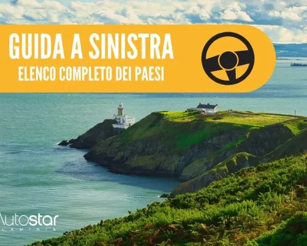 Guida a sinistra paesi: elenco completo. Paesaggio costiero con faro e case su una scogliera verde.