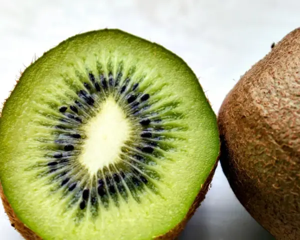 Czy pies może jeść kiwi? Bezpieczne sposoby na zdrowy przysmak