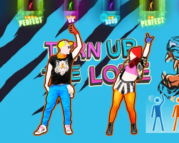 Dos bailarines en pantalla de Just Dance 2014, con puntuaciones y el título "Turn Up The Love". ¡Perfecto para disfrutar de las canciones!