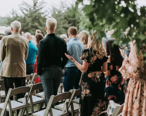 Goście wesela "unplugged" cieszą się chwilą, skupiając na sobie. Jak odnaleźć się na weselu typu "unplugged" bez używania technologii? Po prostu bądź obecny!