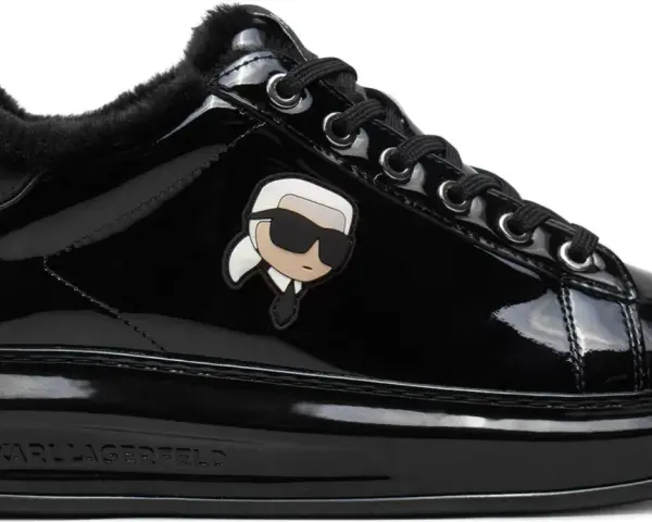 Czarne, lakierowane sneakersy damskie Karl Lagerfeld z futerkiem i kultową postacią projektanta.
