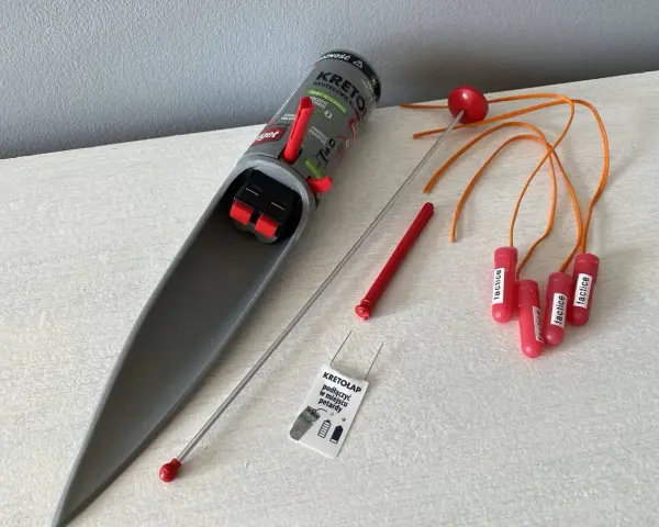 Pułapka na kreta z butelki, z mechanizmem spustowym i kilkoma "petardami" do odstraszania.