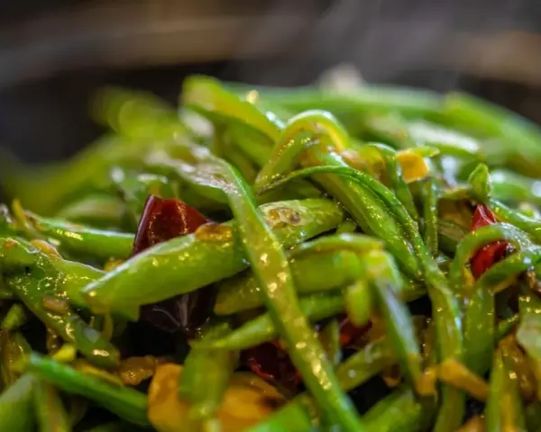 Haricots verts sautés avec des piments rouges, une recette simple et savoureuse.