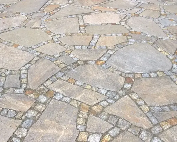 Jaką kostkę granitową na podjazd wybrać, by uniknąć kosztownych błędów?