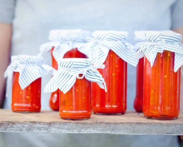 Słoiki z domowym ajwarem, idealnym do kanapek, mięs i jako dodatek do dań. Pytanie: ajvar do czego? Do wszystkiego!