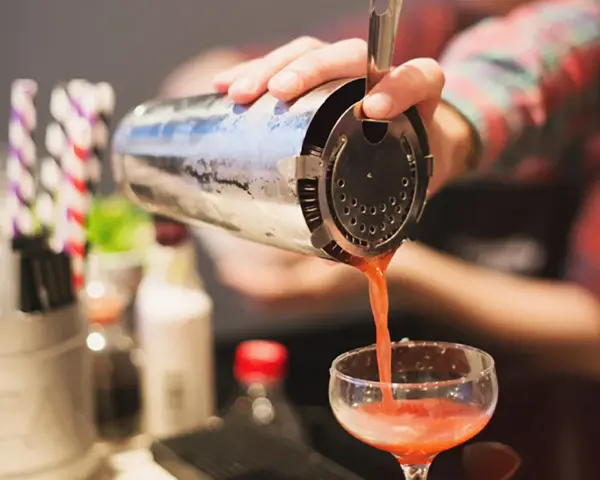 Ile kosztuje barman na wesele? Sprawdź ceny i ukryte koszty
