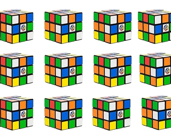 Tolv Rubiks kub-pussel i olika färger, redo för snabb lösning.