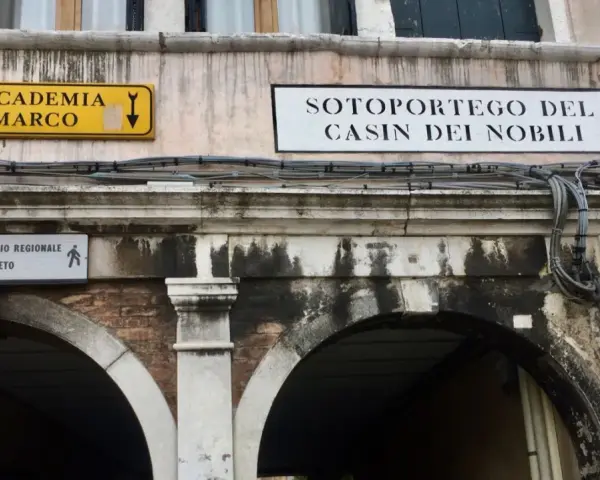 Segnali stradali a Venezia indicano "Accademia S. Marco" e "Sotoportego del Casin dei Nobili".