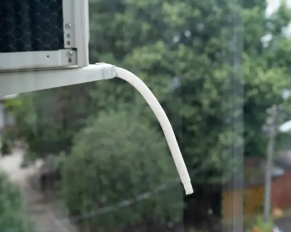 Tubo di scarico del climatizzatore, da cui gocciola acqua. Attenzione, l'acqua del climatizzatore è tossica e può danneggiare le superfici.