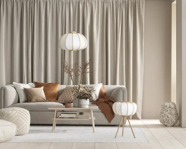 Quelle deco avec canapé gris clair : coussins texturés, plaid ocre, table basse en bois, lampes douces. Ambiance cosy et naturelle.