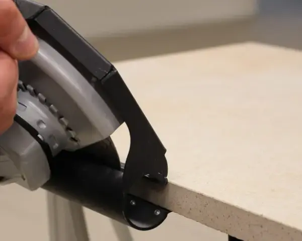 Hand mit Ring hält Winkelschleifer zum präzisen Fliesenschneiden.