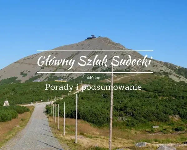 Główny szlak sudecki etapy: Śnieżka wita wędrowców. Długi, kamienisty szlak prowadzi przez zielone zbocza.