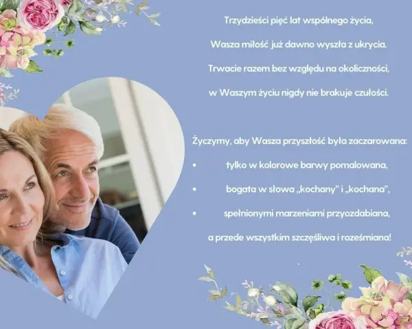 Uśmiechnięta para seniorów na tle kwiatów i tekstu życzeń.