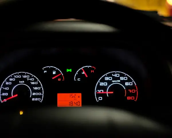 Tacho zeigt 152 km/h. Innerorts sind 50 km/h erlaubt. 21 kmh zu schnell innerorts – das wird teuer!