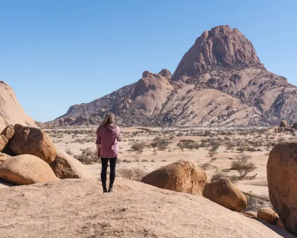 Kobieta podziwia pustynny krajobraz Namibii. Sprawdź ceny wycieczek!