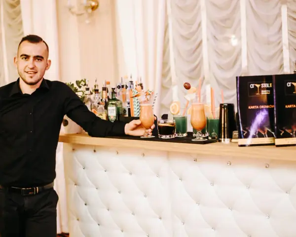Ile kosztuje barman na 18? Pełny cennik i jak uniknąć ukrytych kosztów