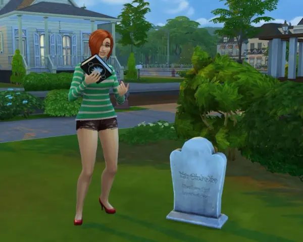Simka z książką w ręku przy grobie, jakby szukała kodów do The Sims 3.