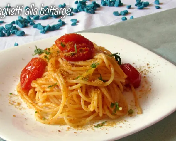 Spaghetti alla bottarga con pomodorini e prezzemolo, un piatto saporito e profumato.