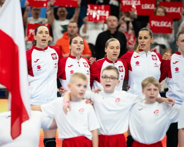 Drużyna Polski podczas mistrzostw Europy w piłce ręcznej kobiet. Kibice z transparentami "Polska" dopingują zawodniczki.
