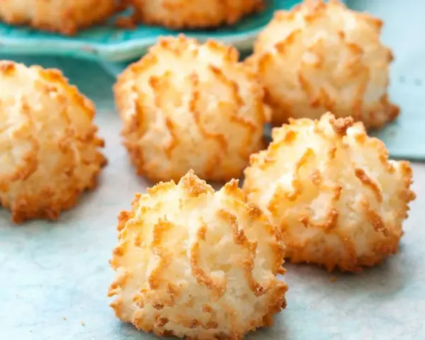 Deliciosas sultanas de coco doradas y crujientes, perfectas para un postre o merienda.