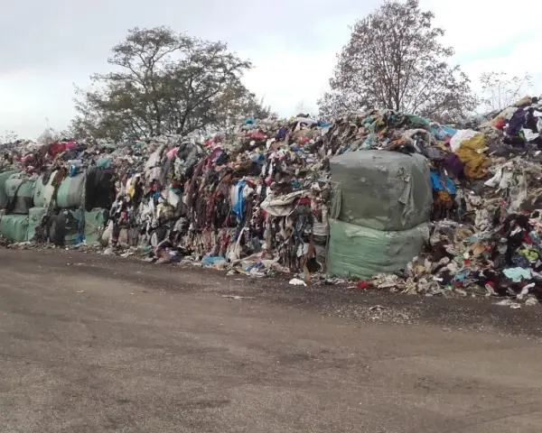 Góra śmieci, głównie ubrań, z zielonymi belami. Zastanawiasz się, ile rozkłada się metal w takim miejscu?