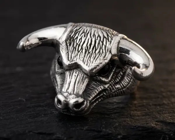Srebrny pierścień z głową byka, symbolizujący jeden z ziemnych znaków zodiaku.