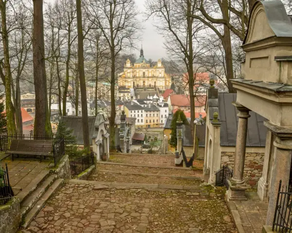 Kamienne schody prowadzą do barokowej bazyliki na wambierzyckiej kalwarii. W oddali widać miasteczko.