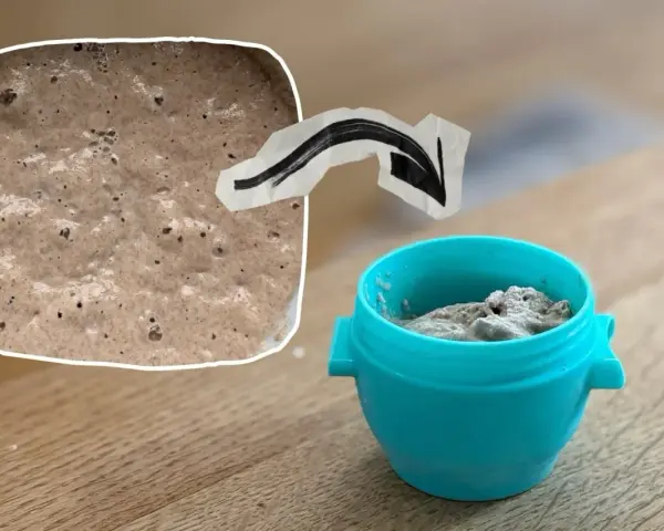 Sauerteig im Urlaub: Ein kleiner Behälter mit Sauerteig-Starter wartet auf seine nächste Fütterung.