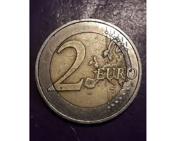 Une pièce de 2 euros, peut-être la plus rare, avec le chiffre 2 et la carte de l'Europe.