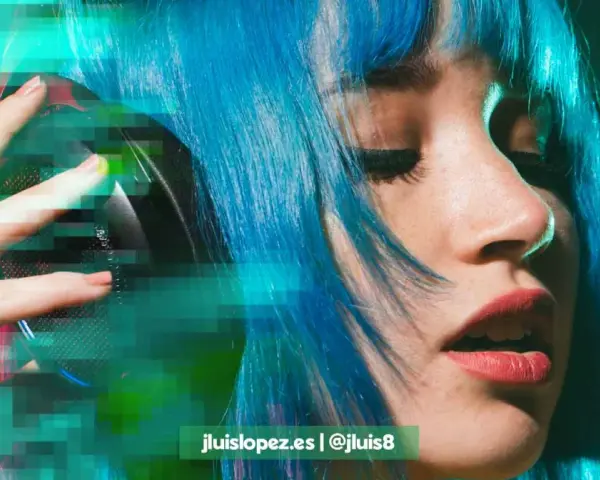 Chica con pelo azul y auriculares, inspirada por la música libre de derechos para videos gratis.
