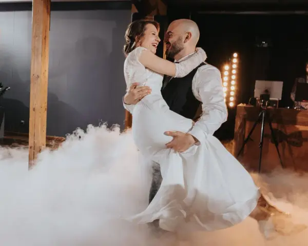 Para młoda tańczy w obłokach dymu, jakby słuchali wzruszających piosenek o miłości polskich. Ich radość jest zaraźliwa.
