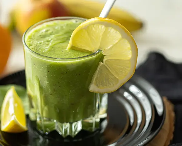 Erfrischender grüner Smoothie mit Zitrone, perfekt für einfache smoothie rezepte.