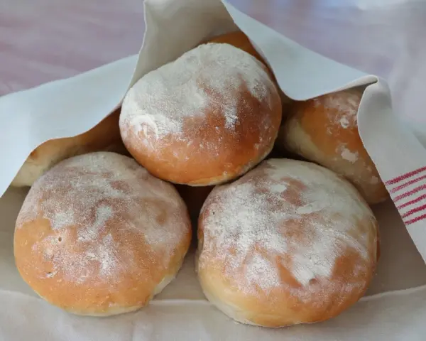 Nybakade frallor, perfekta för frukost eller fika. Här är ett enkelt frallor recept för hembakat bröd.