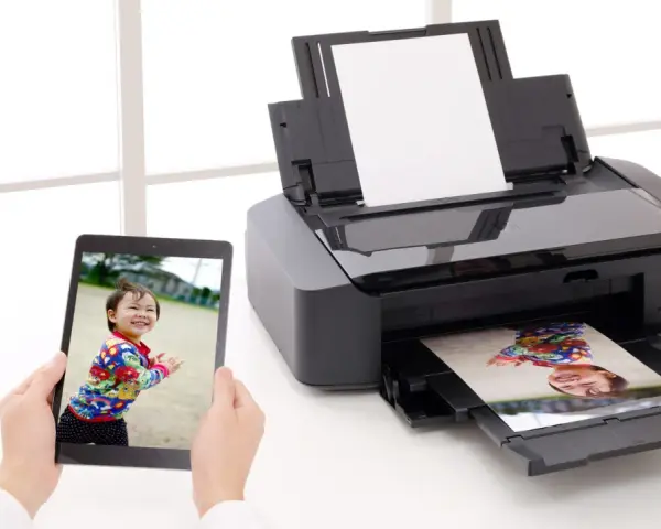 Radość dziecka uchwycona na tablecie, a następnie drukowanie na papierze fotograficznym.