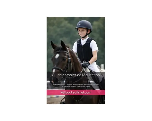 Jeune cavalier en tenue d'équitation, prêt pour le dressage. Ce guide complet de l'équitation promet de maîtriser les bases.