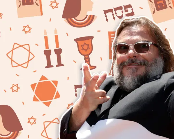 Jack Black z gestem "rock on" na tle symboli żydowskich. Czy Jack Black ma polskie korzenie?