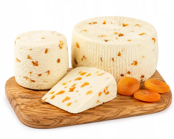 Ser scamorza z suszonymi morelami, idealny do deski serów lub jako dodatek do sałatek.