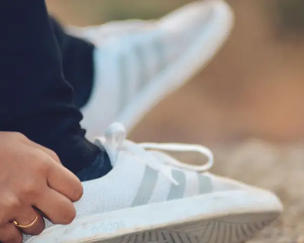 Białe buty sportowe adidas, rozmiar 43 1/3, idealne na spacer.