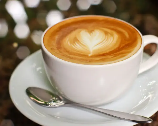 Espresso macchiato: przepis na idealną kawę. Bez ekspresu też!